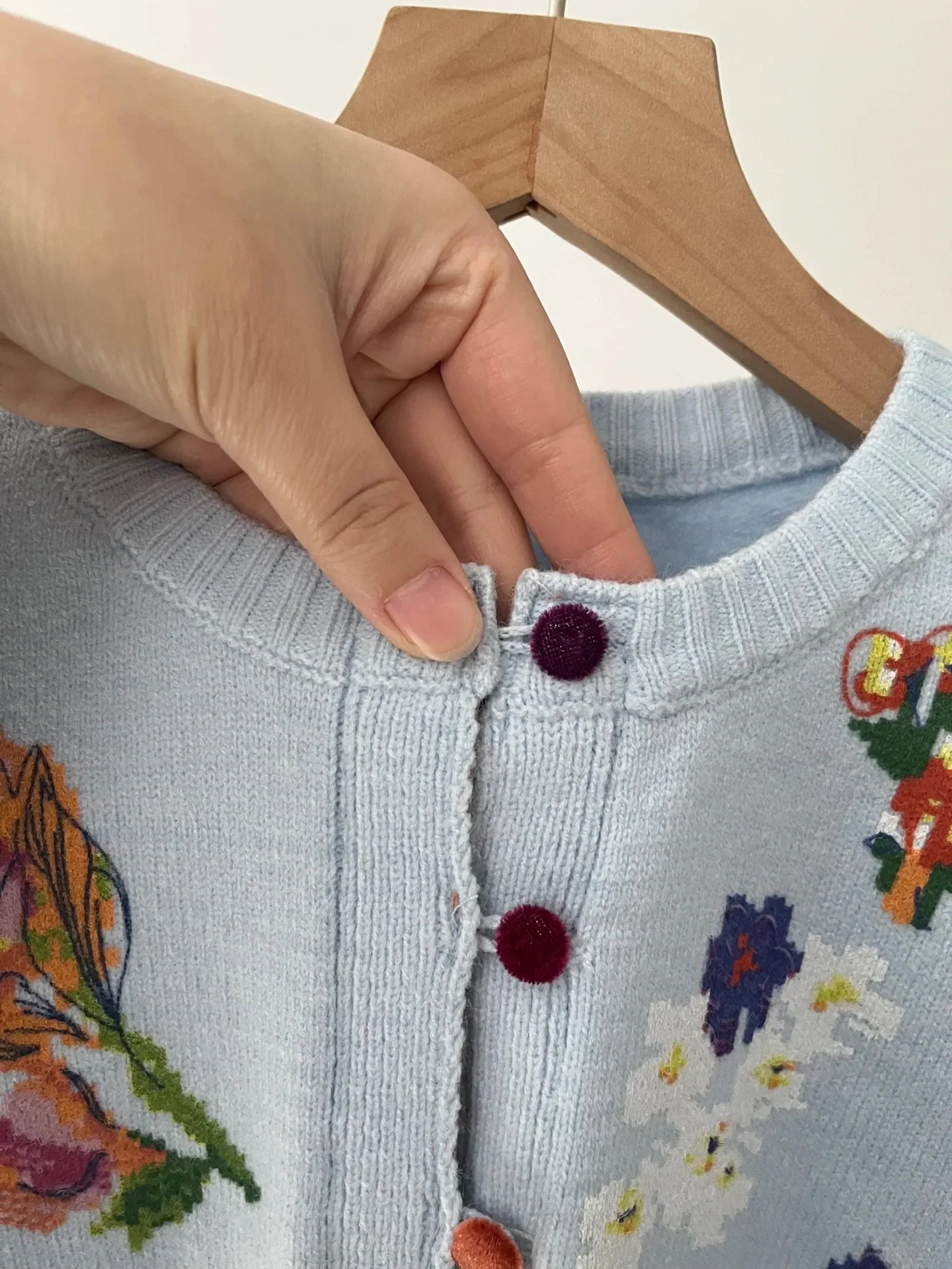 Sahara | Cárdigan Elegante con Flores Bordadas