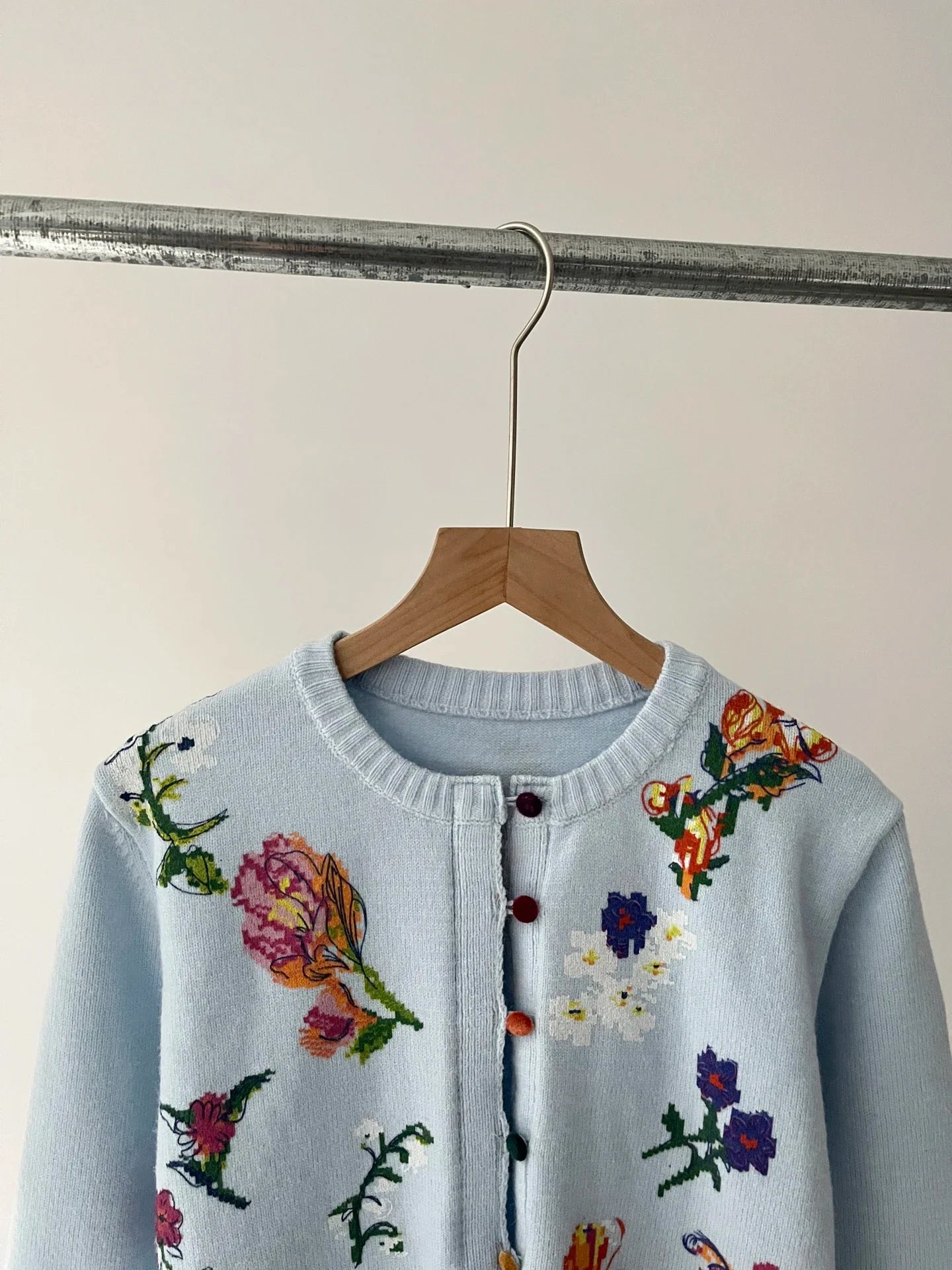 Sahara | Cárdigan Elegante con Flores Bordadas