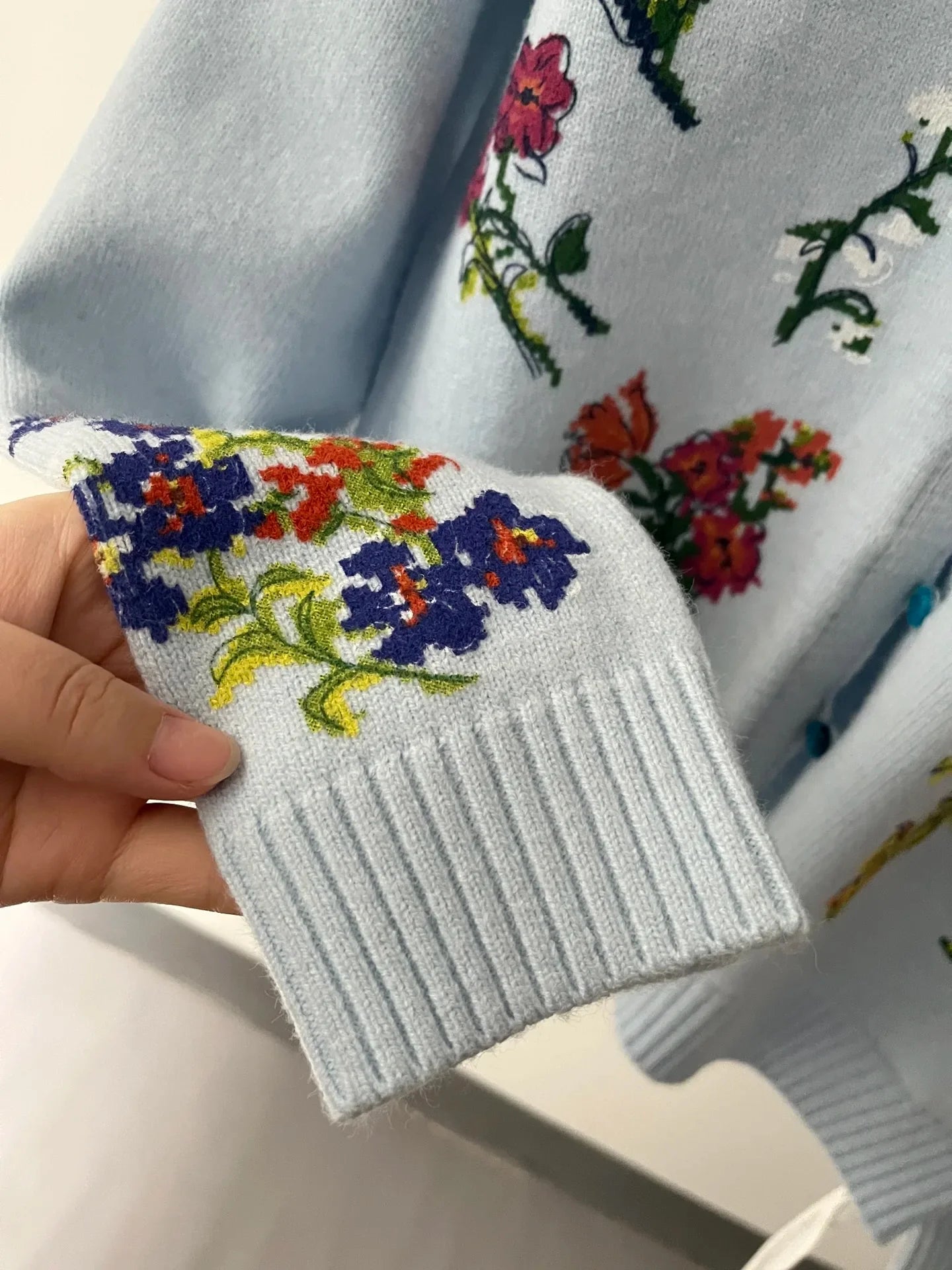 Sahara | Cárdigan Elegante con Flores Bordadas
